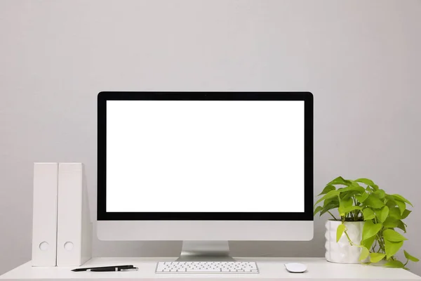 Cómodo Lugar Trabajo Con Pantalla Ordenador Blanco Planta Escritorio Cerca — Foto de Stock