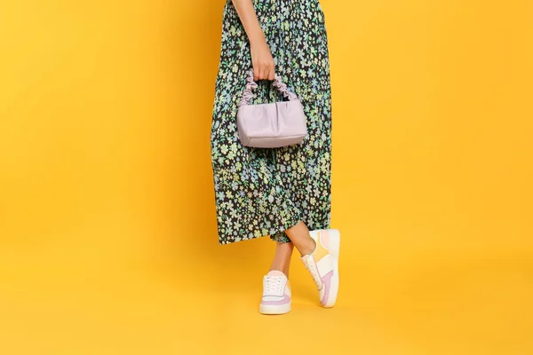 Mujer Con Bolso Elegante Sobre Fondo Amarillo Primer Plano — Foto de Stock