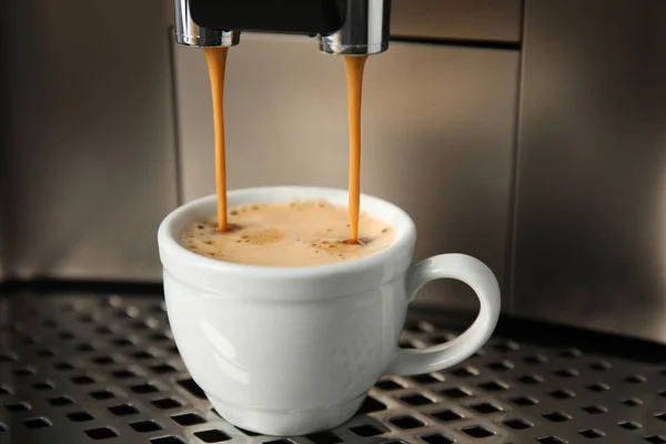 Machine Expresso Versant Café Dans Une Tasse Gros Plan — Photo