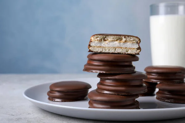 Montón Sabrosos Pasteles Choco Mesa Gris — Foto de Stock