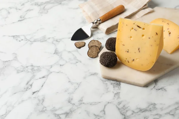 Delicioso Queijo Trufas Pretas Frescas Mesa Mármore Branco Espaço Para — Fotografia de Stock