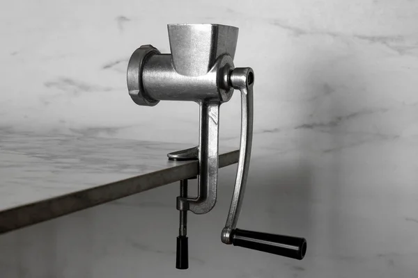 Manuelle Fleischmühle Aus Metall Auf Dem Tisch Vor Weißem Marmorhintergrund — Stockfoto