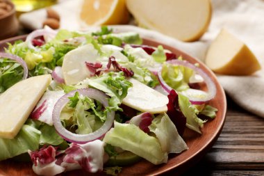 Ahşap masada servis edilen enfes şalgam salatası.