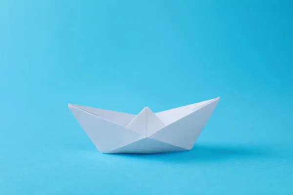 Χειροποίητο Λευκό Χάρτινο Σκάφος Γαλάζιο Φόντο Τέχνη Origami — Φωτογραφία Αρχείου