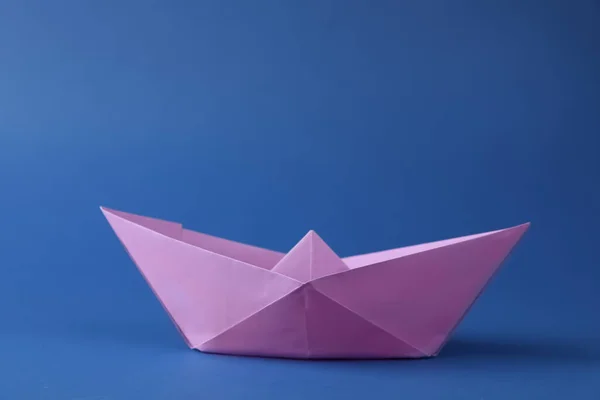 Barco Papel Violeta Artesanal Sobre Fundo Azul Origami Arte — Fotografia de Stock