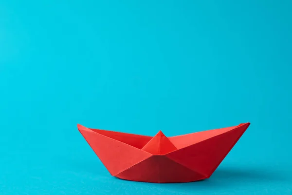 Χειροποίητο Κόκκινο Χάρτινο Σκάφος Γαλάζιο Φόντο Τέχνη Origami — Φωτογραφία Αρχείου