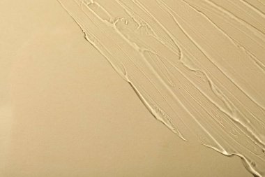 Bej arkaplanda şeffaf kozmetik jel, metin için boşluk