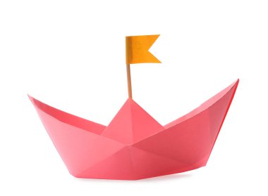 Beyaz üzerinde turuncu bayrak bulunan el yapımı pembe kağıt tekne. Origami sanatı