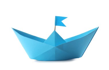El yapımı açık mavi kağıt tekne ve beyaz üzerinde bayrak var. Origami sanatı