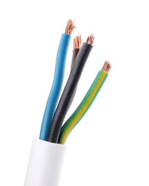 Beyaz arka planda ceketli renkli kablolar, yakın plan. Elektrikçi malzemesi.