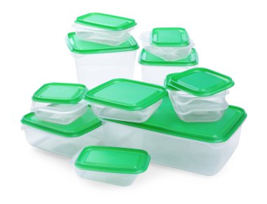 Beyaz zemin üzerinde yiyecek için boş plastik kaplar seti