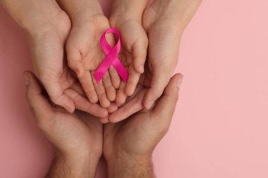 Aile pembe kurdeleli, arka planda, üst manzaralı. Göğüs kanseri farkındalığı