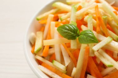 Elmalı ve fesleğenli enfes şalgam salatası.