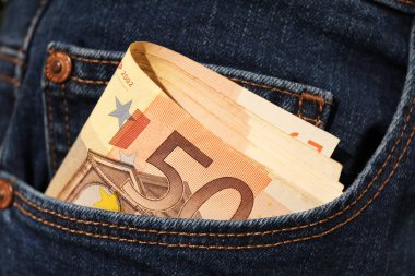 Kotun cebinde Euro banknotları, yakın plan. Para harcamak