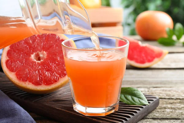 Köstlicher Grapefruitsaft Glas Auf Holztisch Gießen — Stockfoto