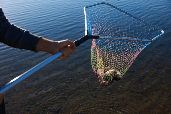 漁網を持ち川沿いで漁をしている漁師が接近 — ストック写真