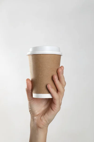 Vrouw Met Afhaalpapier Koffiekopje Witte Achtergrond Close — Stockfoto