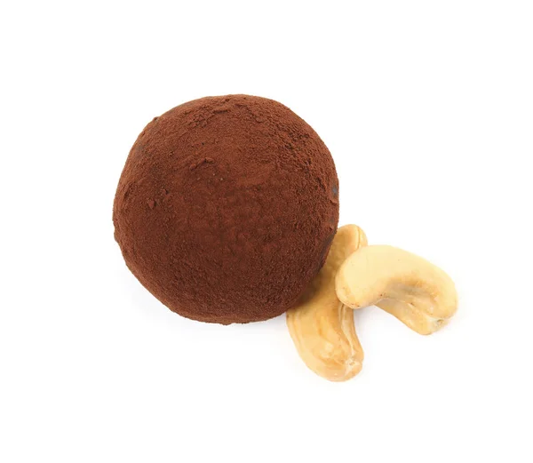 Läcker Choklad Tryffel Med Kakaopulver Och Cashewnötter Vit Bakgrund Ovanifrån — Stockfoto
