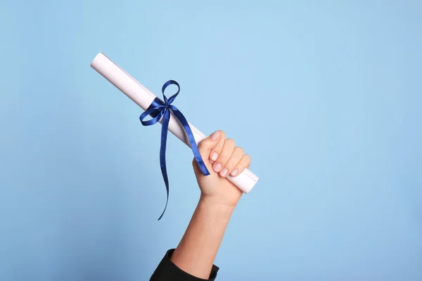 Estudiante Sosteniendo Diploma Laminado Con Cinta Sobre Fondo Azul Claro — Foto de Stock