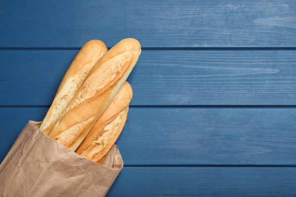 Lekkere Stokbrood Pakket Blauwe Houten Tafel Bovenaanzicht Ruimte Voor Tekst — Stockfoto