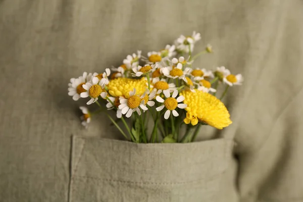 Mulher Com Belas Flores Sensíveis Bolso Camisa Close — Fotografia de Stock