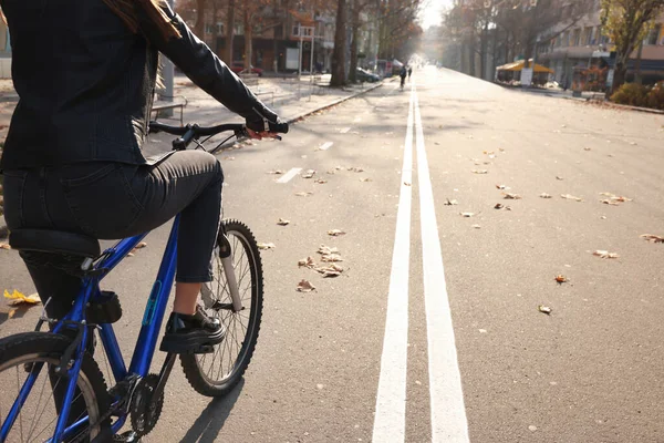 Mulher Com Bicicleta Pista Cidade Close — Fotografia de Stock
