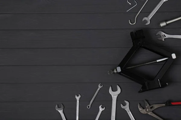 Gato Tijera Coche Llave Inglesa Fijados Superficie Madera Negra Disposición —  Fotos de Stock