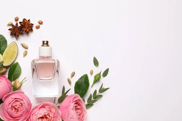 Composición Plana Con Botella Perfume Lima Hermosas Flores Sobre Fondo — Foto de Stock