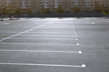 Açık havada beyaz işaretli otopark.