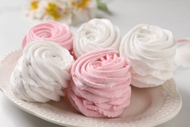 Beyaz masada nefis pembe zephyrs tabağı, yakın plan.