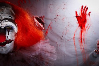Korkunç palyaço, kanlı plastik filme karşı. Cadılar Bayramı partisi kostümü