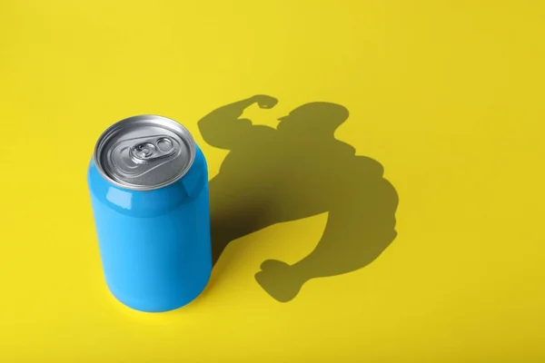 Bebida Energética Sombra Forma Silhueta Desportista Sobre Fundo Amarelo — Fotografia de Stock
