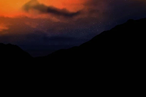 Geceleri Dağların Üzerinden Yıldızlı Gökyüzünün Güzel Manzarası — Stok fotoğraf