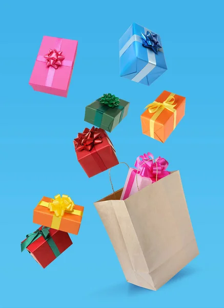 Molte Scatole Regalo Diverse Cadono Carta Shopping Bag Sfondo Azzurro — Foto Stock