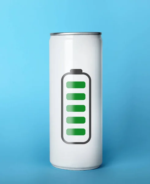 Pode Bebida Energética Com Imagem Bateria Totalmente Carregada Fundo Azul — Fotografia de Stock