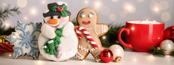 맛좋은 크리스마스 쿠키와 조명에 대항하여 장식용 디자인 — 스톡 사진