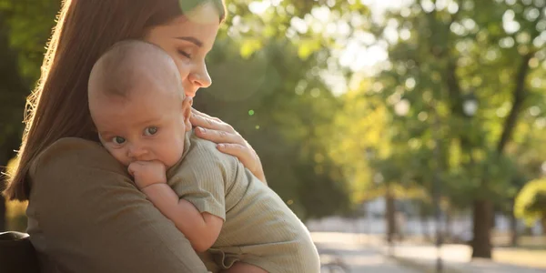 Güneşli Bir Günde Parkta Bebeği Olan Mutlu Bir Anne Mesaj — Stok fotoğraf