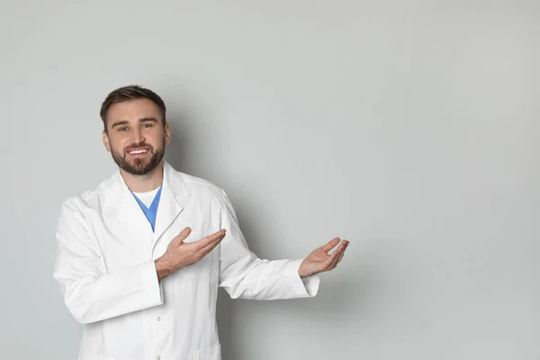 Retrato Jovem Médico Sobre Fundo Cinza Claro Espaço Para Texto — Fotografia de Stock