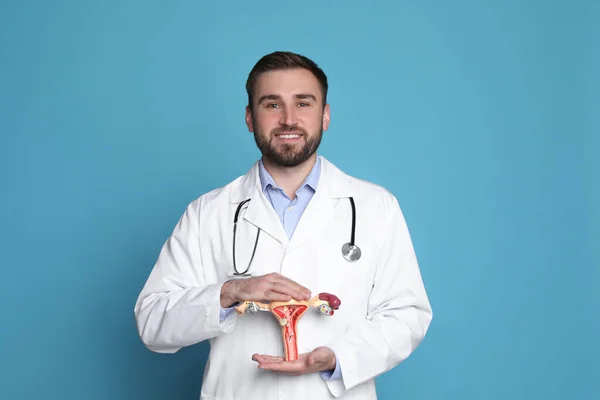 Médico Demonstrando Modelo Sistema Reprodutivo Feminino Fundo Azul Claro Cuidados — Fotografia de Stock