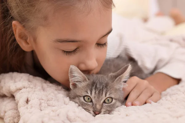 Nettes Kleines Mädchen Mit Kätzchen Auf Weißer Decke Nahaufnahme Haustier — Stockfoto