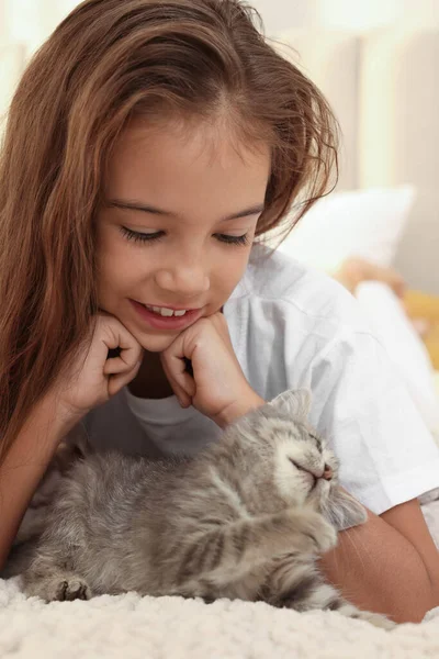 Nettes Kleines Mädchen Mit Kätzchen Auf Dem Bett Haustier Der — Stockfoto