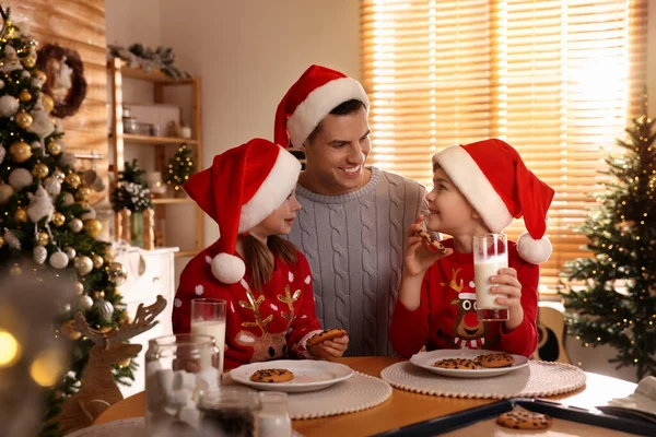 Happy Father His Children Eating Delicious Christmas Cookies Home — Stock Photo, Image