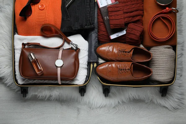 Valise Ouverte Avec Vêtements Pliés Accessoires Chaussures Sol Vue Sur — Photo