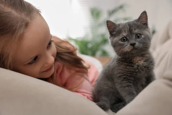 Nettes Kleines Mädchen Mit Kätzchen Auf Dem Sofa Hause Nahaufnahme — Stockfoto