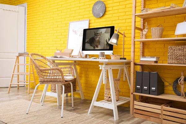 Κομψό Εσωτερικό Γραφείο Στο Σπίτι Άνετο Χώρο Εργασίας Κοντά Κίτρινο — Φωτογραφία Αρχείου
