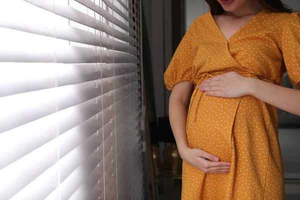 Młoda Kobieta Ciąży Pobliżu Okna Domu Zbliżenie Miejsca Tekst — Zdjęcie stockowe
