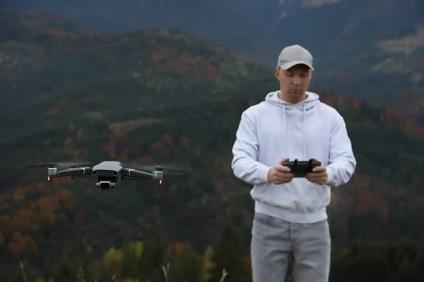 Hombre Joven Operando Dron Moderno Con Control Remoto Las Montañas — Foto de Stock