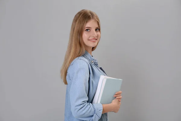 Ученик Подросток Держит Книги Сером Фоне — стоковое фото
