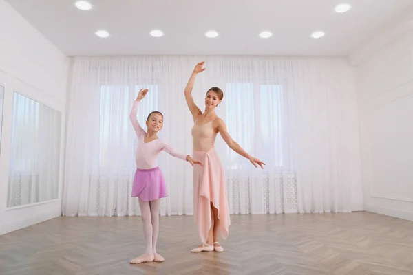 Pequeña Bailarina Maestra Practicando Movimientos Baile Estudio Espacio Para Texto — Foto de Stock