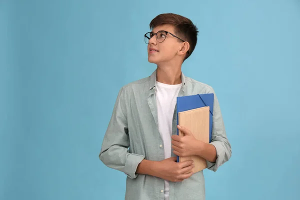 戴绿松石背景眼镜和文具用品的青少年学生 — 图库照片